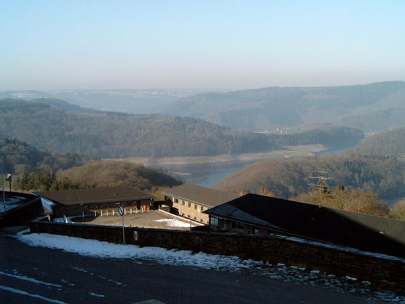 2006 - 01 - 025.jpg - Im Vordergrund: Die "Stallungen" der Burg Vogelsang